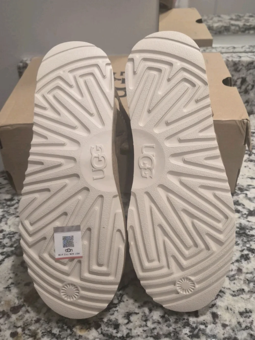 New Classic UGG Slip On CLOG **KIDS size 6 Or Womens Size 8 **
